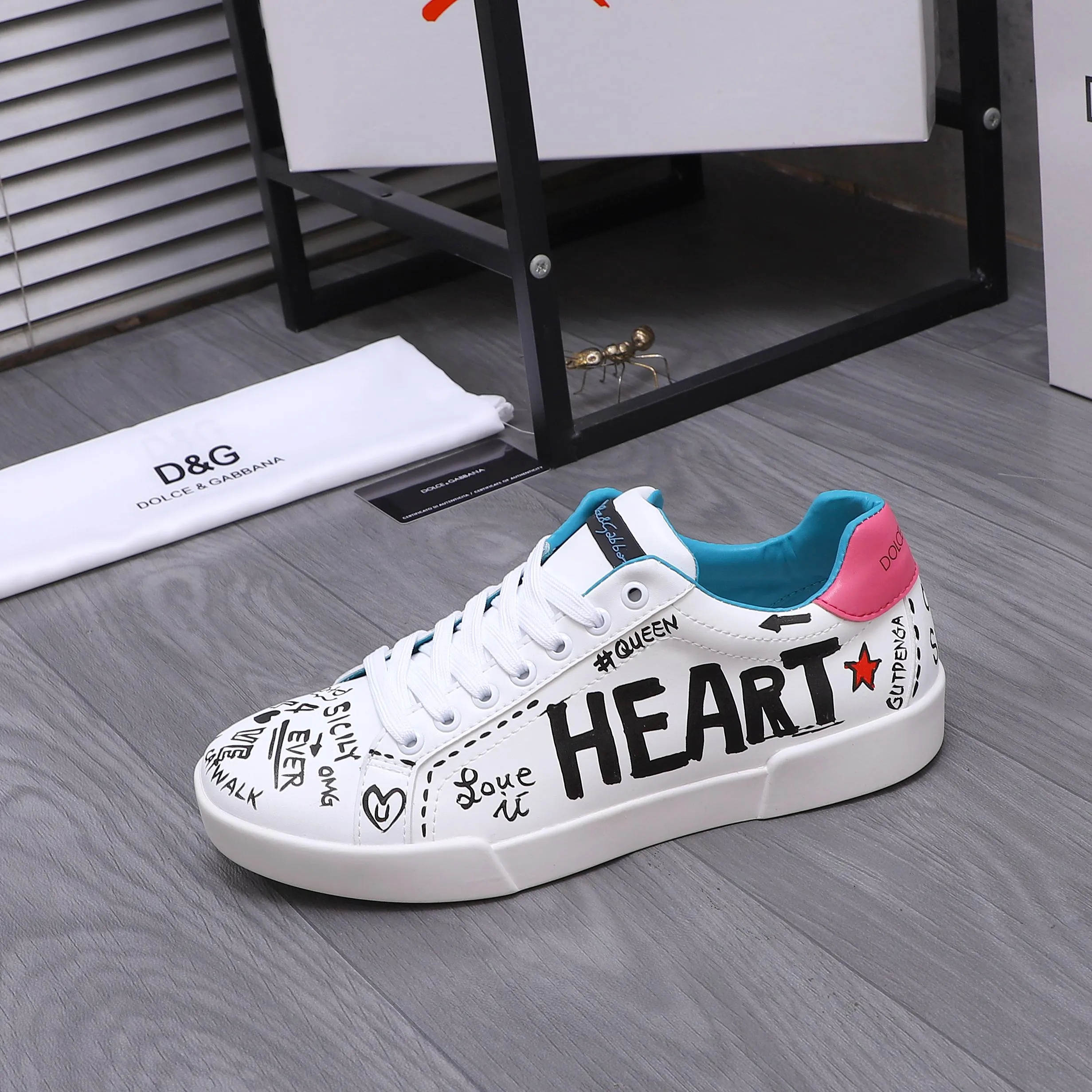 Men's shoes 💰480 Product trademark: DG (Dolce & Gabbana) couple's casual shoes Regular size: 35-46 (45.46 is custom-made and non-refundable) Product materials: Selected graffiti cowhide upper, leather lining, cowhide insole, original outsole